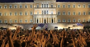 Οι Αγανακτισμένοι μπροστά από τη Βουλή των Ελλήνων
