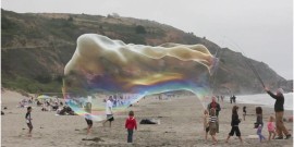 Τεράστιες σαπουνόφουσκες στην παραλία