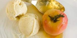 Νεκταρίνια στο φούρνο με μέλι, σερβιρισμένα με παγωτό