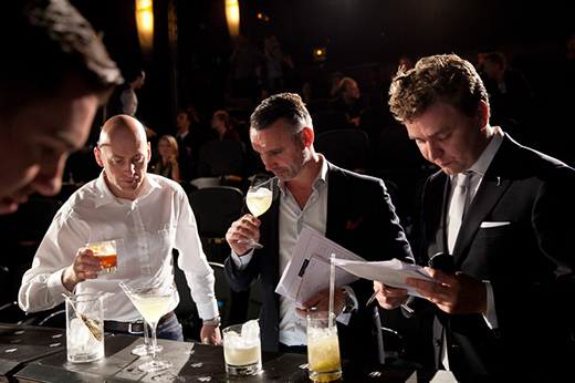 Οι κριτές του Retro Chic Speed Challenge. Από αριστερά: Simon Difford (δημιουργός του Diffords Guide και συνδιοργανωτής του London Cocktail Week), Dennis Tamse (distillery ambassador της Ketel One), Fjalar Goud (WorldClass Western European Bartender 2012). 