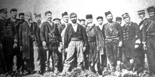 O  Βενιζέλος ανάμεσα σε αγωνιστές στο Ακρωτήρι (Αρχείο Βενιζέλου) τον καιρό της Κρητικής Επανάστασης 1896-1897
