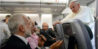 O Πάπας Φραγκίσκος, όρθιος στο αεροσκάφος της επιστροφής από τη Βραζιλία, απαντά σε ερωτήσεις δημοσιογράφων.