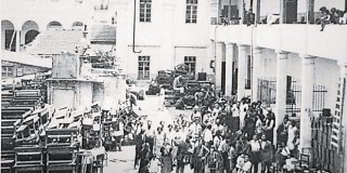 Δύο νεκροί από πυροβόλα όπλα και δεκάδες τραυματίες ήταν ο απολογισμός από τον εμπρησμό της εβραϊκής συνοικίας Κάμπελ (στη φωτογραφία, κάτοικοι της συνοικίας μετά τον εμπρησμό)