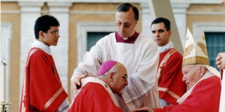 Ο πάπας Ιωάννης-Παύλος Β' επιθέτει το αρχιεπισκοπικό ωμοφόριο (palium) στον Σεβ. Ιωάννη Σπιτέρη