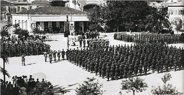 Μονάδες της Μεραρχίας ACQUI στην πλατεία Βαλλιάνου στο Αργοστόλι